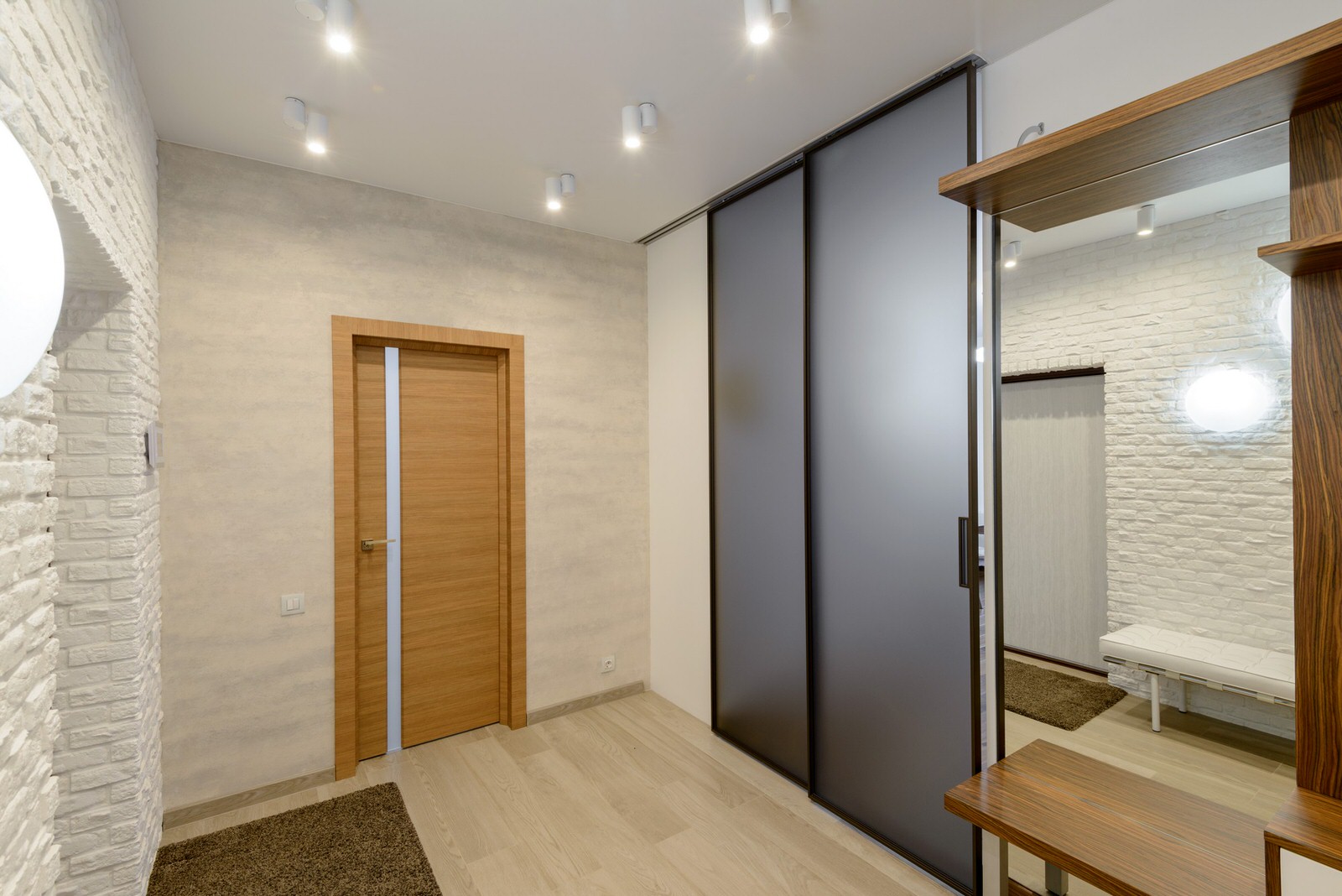 Квартира, в которой много дерева и белых стен