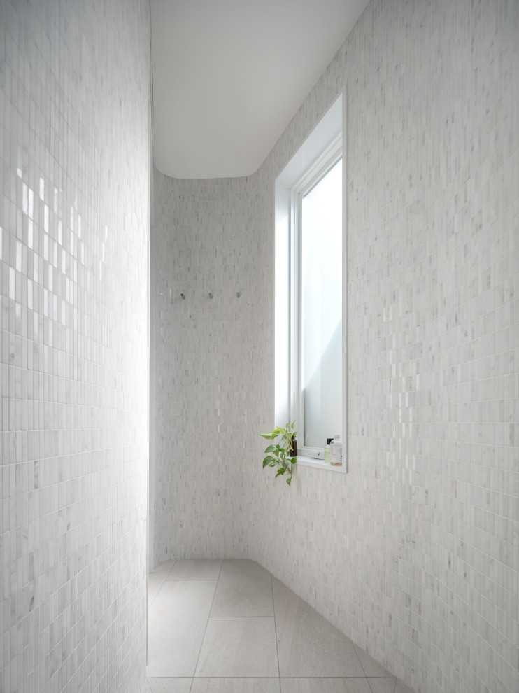 На фото: маленькая главная ванная комната в стиле модернизм с белой плиткой, полом из керамогранита, нишей и удлиненной плиткой для на участке и в саду