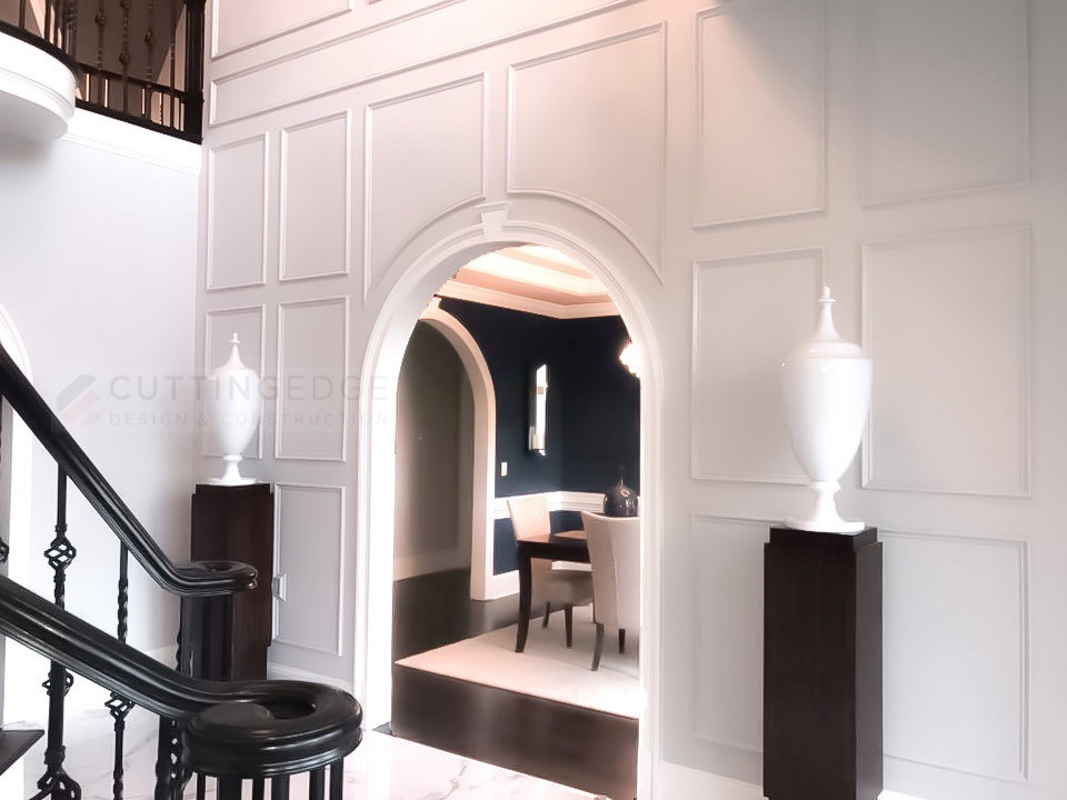 Mittelgroßes Klassisches Foyer mit grauer Wandfarbe, Marmorboden, Doppeltür, Haustür aus Glas, weißem Boden, eingelassener Decke, vertäfelten Wänden und Treppe in Atlanta