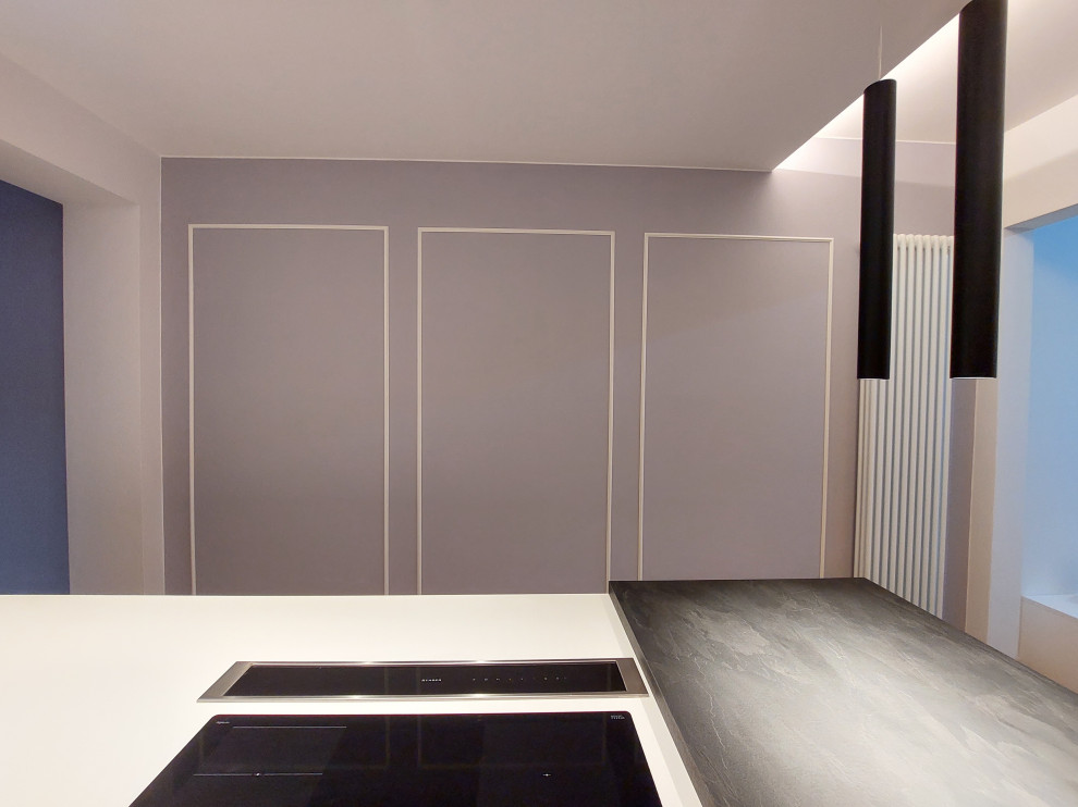 Idée de décoration pour une petite cuisine ouverte parallèle design avec un évier intégré, un placard à porte plane, des portes de placard blanches, un plan de travail en surface solide, un sol en bois brun, une péninsule, un sol beige, un plan de travail blanc et un plafond décaissé.
