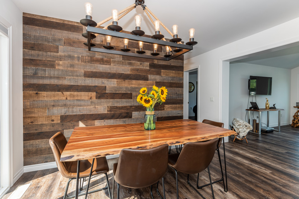 Mountain style dining room photo in Toronto