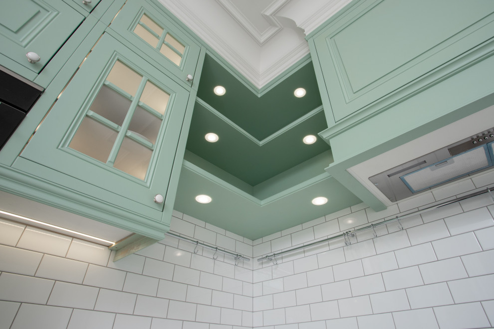 Зеленая кухня в загородном доме