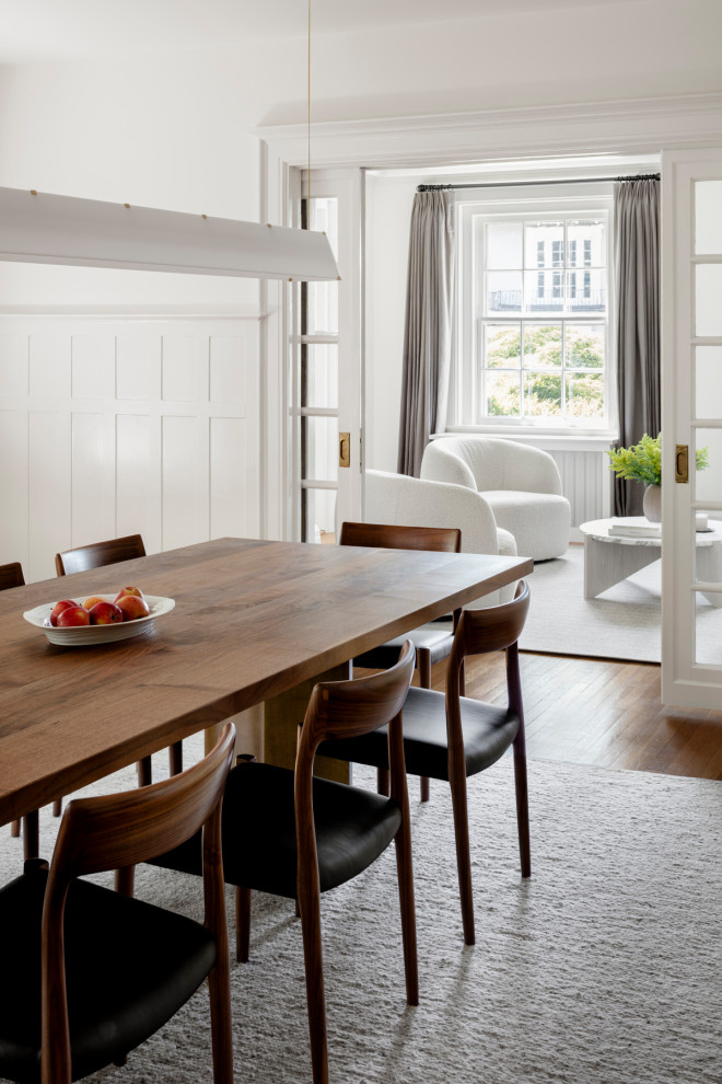 Idee per una sala da pranzo chic di medie dimensioni con pareti bianche e pavimento in legno massello medio