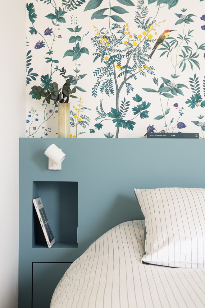 Inspiration pour une chambre parentale nordique de taille moyenne avec un mur bleu, parquet clair, aucune cheminée et du papier peint.