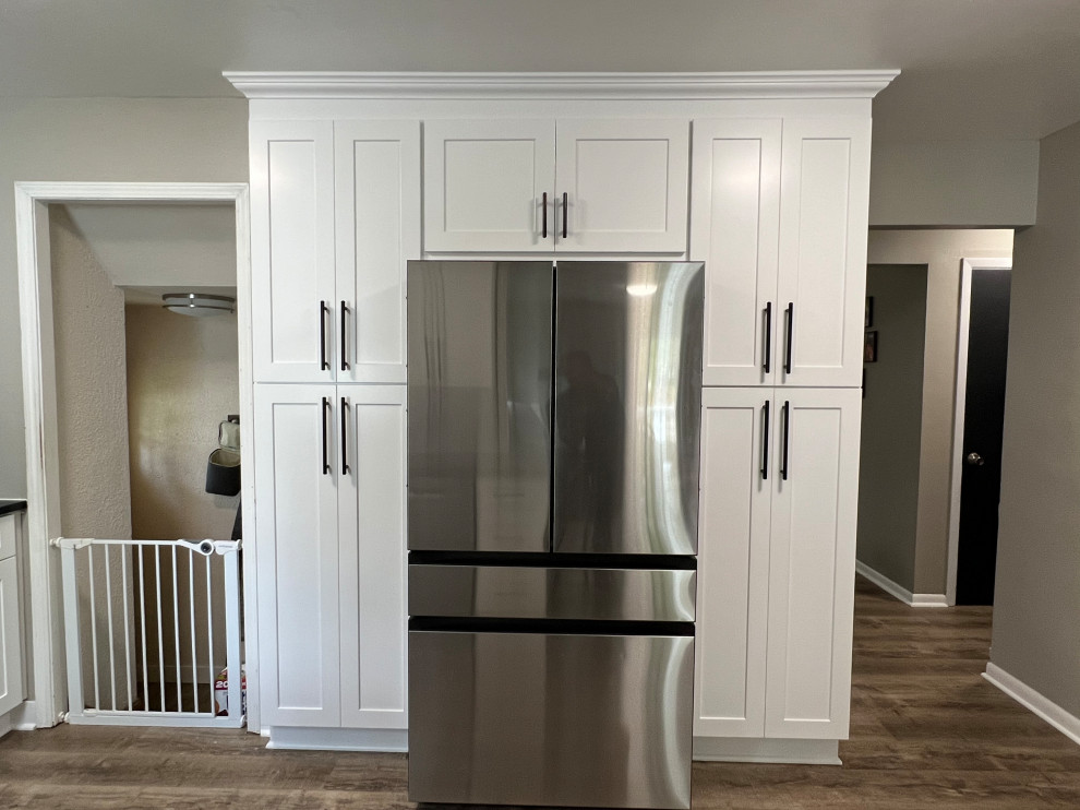 Foto di una cucina chic di medie dimensioni con ante in stile shaker, ante bianche, top in granito, paraspruzzi bianco, pavimento in vinile e top nero
