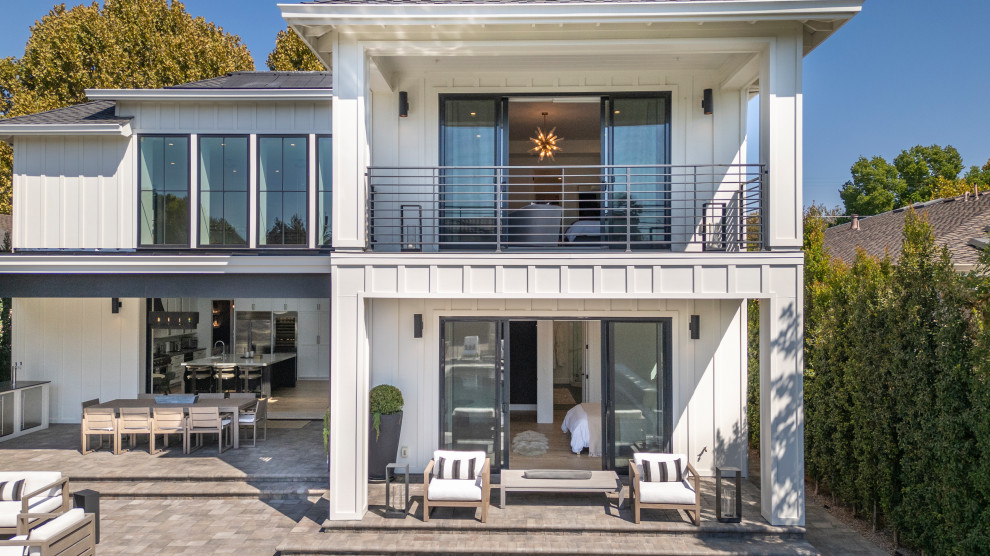Transitional home design photo in San Francisco