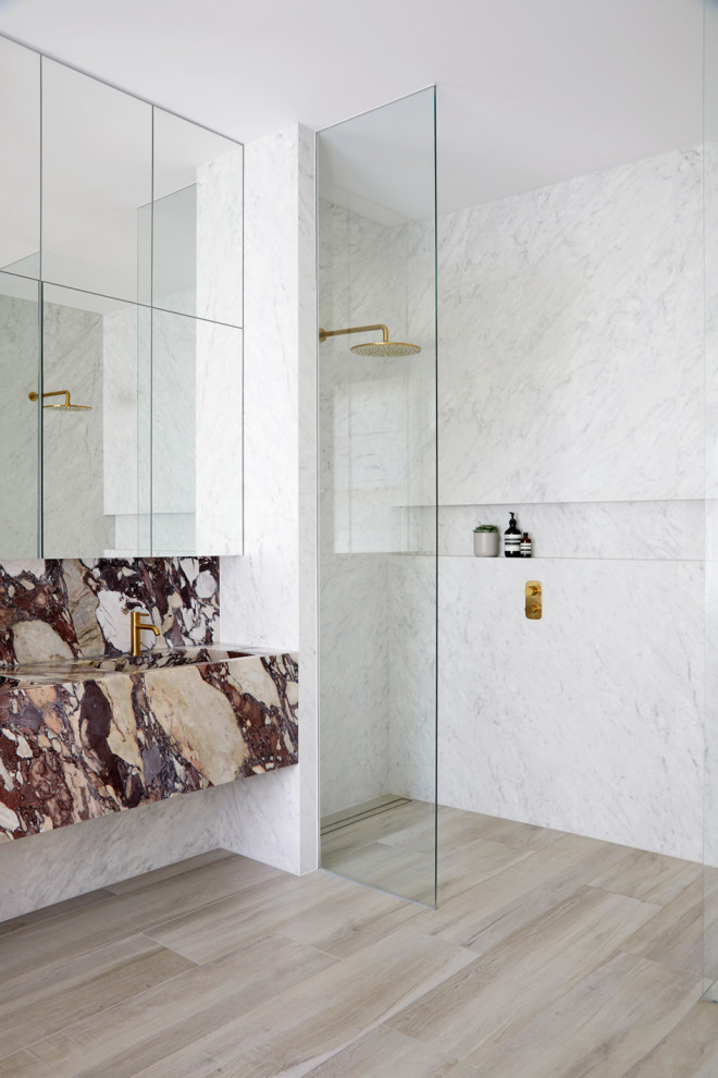 Идея дизайна: огромная ванная комната в современном стиле с коричневыми фасадами, отдельно стоящей ванной, открытым душем, керамической плиткой, мраморной столешницей, открытым душем, розовой столешницей, тумбой под две раковины и подвесной тумбой