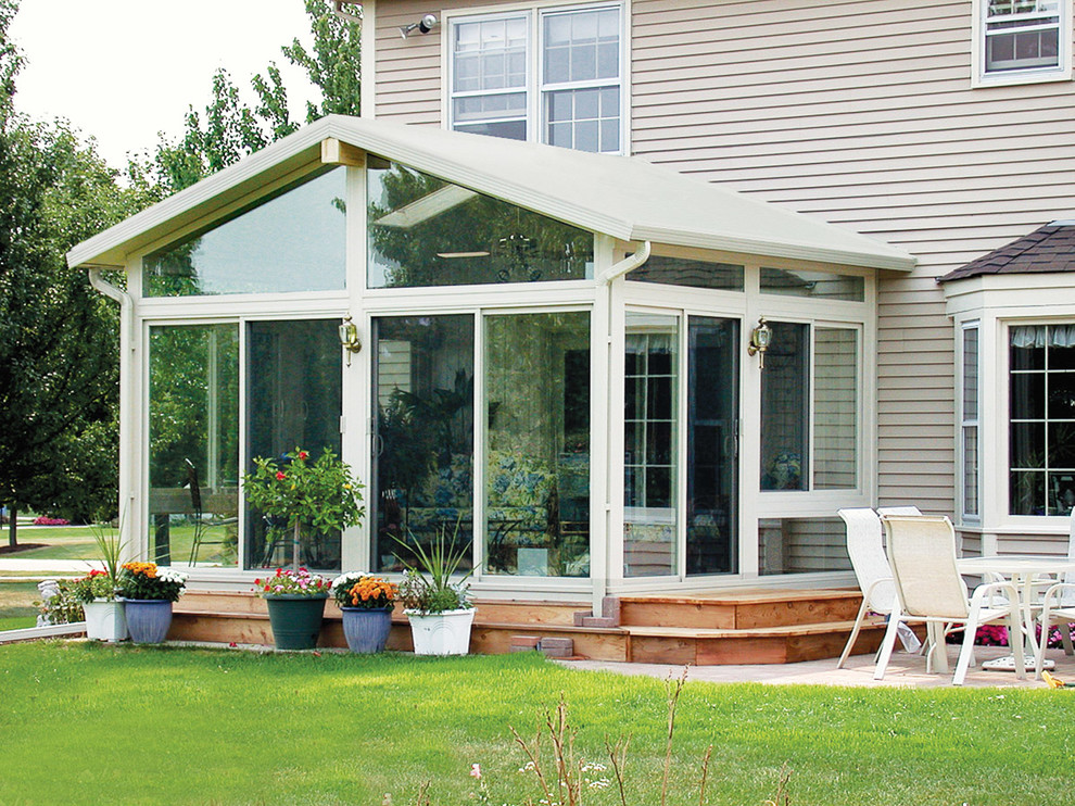 Design ideas for a mid-sized country sunroom in Boise.