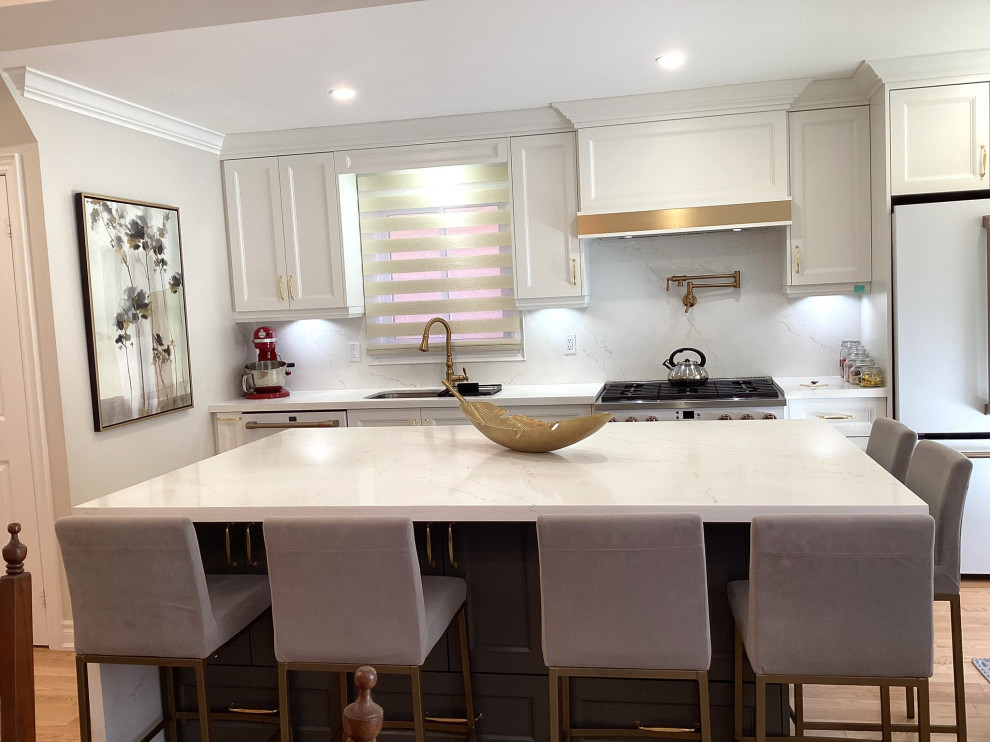 Kitchen - transitional kitchen idea in Toronto