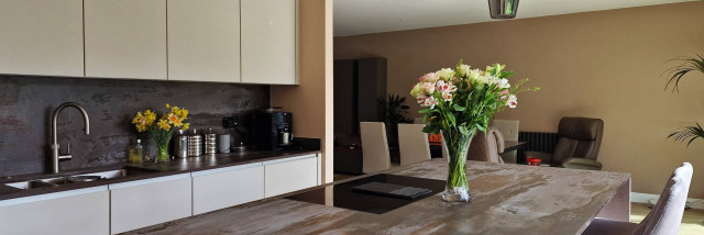 Minimalist Warm Kitchen in St. Albans klassisk-koek