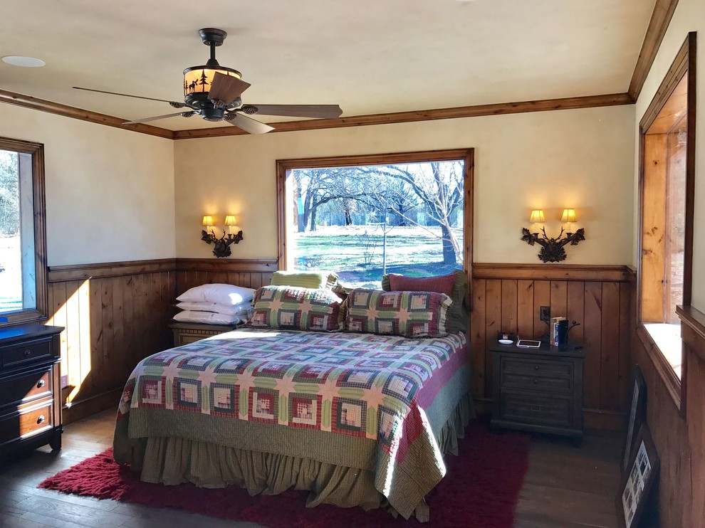 Imagen de habitación de invitados tradicional de tamaño medio con paredes beige, suelo de madera oscura y suelo marrón