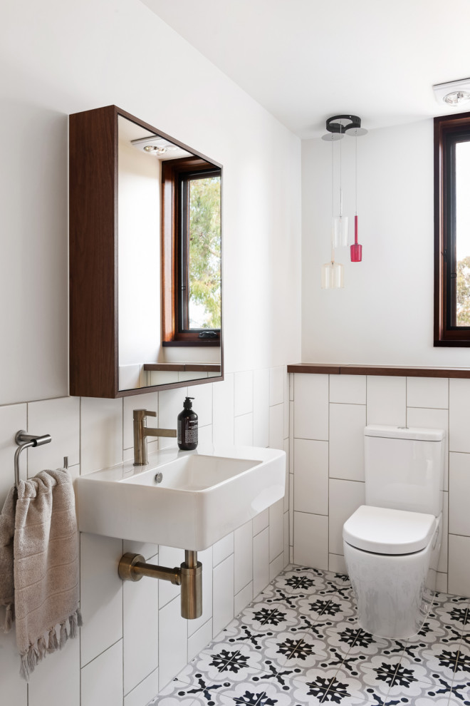 Inspiration pour une salle de bain nordique avec un lavabo suspendu et meuble-lavabo suspendu.