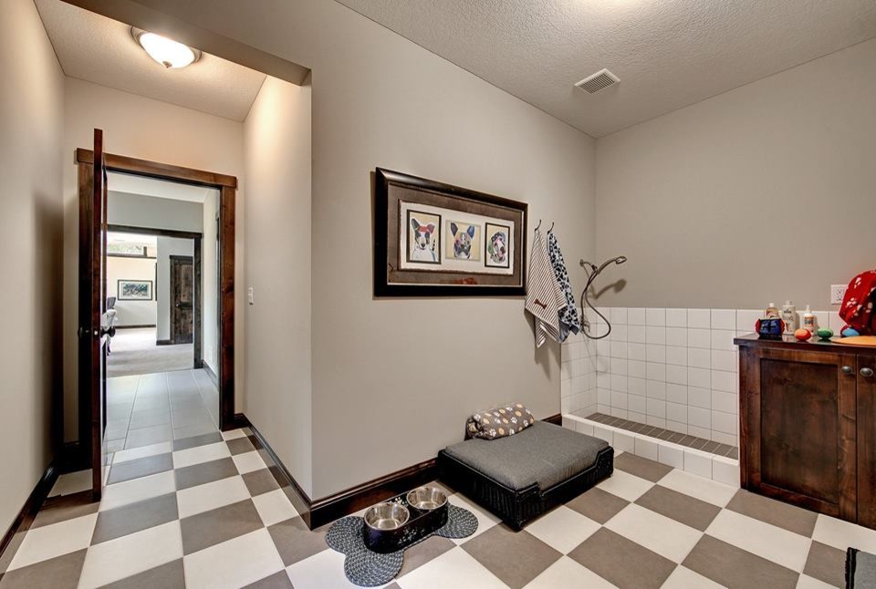 Inspiration for a transitional basement remodel in Minneapolis