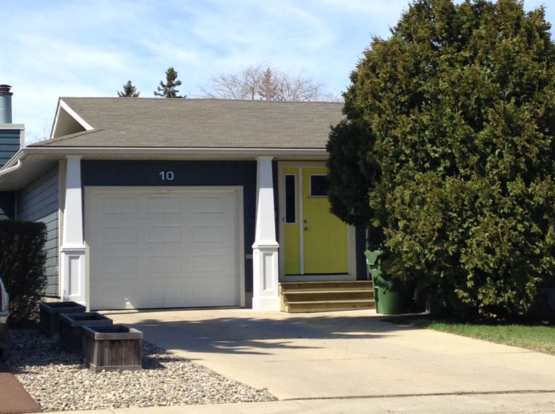 Inspiration for a mid-sized transitional blue one-story concrete fiberboard exterior home remodel