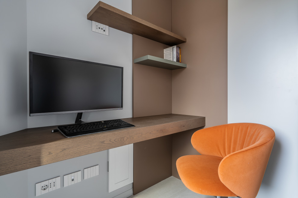 Cette photo montre un bureau scandinave de type studio avec un mur gris et un bureau indépendant.