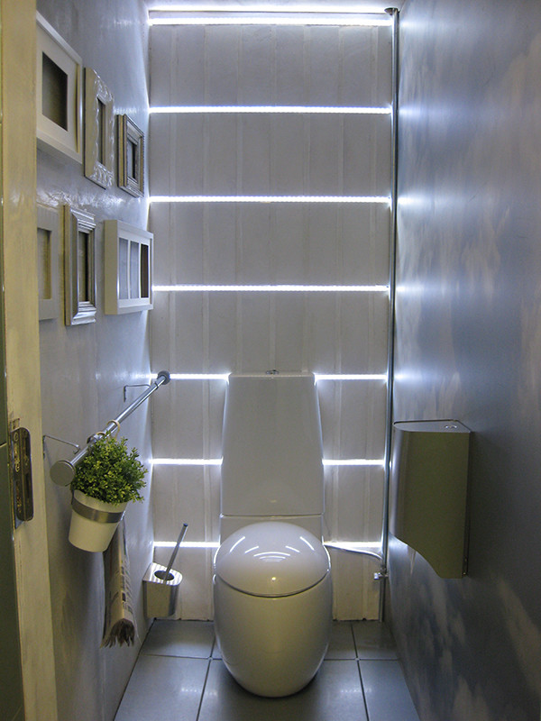 Design ideas for a small modern powder room in Barcelona with a two-piece toilet and ceramic floors.