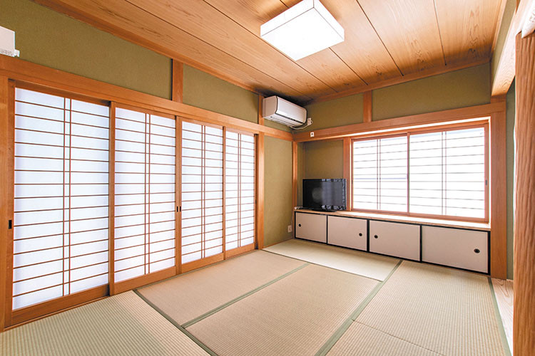 Idee per un soggiorno etnico di medie dimensioni e chiuso con pareti verdi, pavimento in tatami, nessun camino, TV autoportante, pavimento verde, soffitto in legno e carta da parati