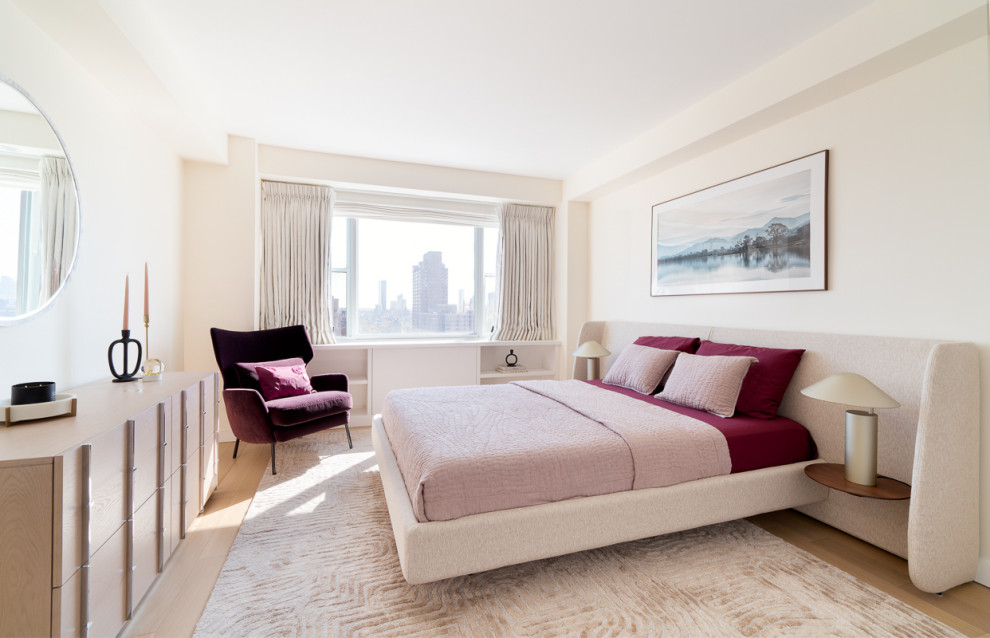 ニューヨークにある広いコンテンポラリースタイルのおしゃれな寝室 (ベージュの壁、淡色無垢フローリング) のインテリア
