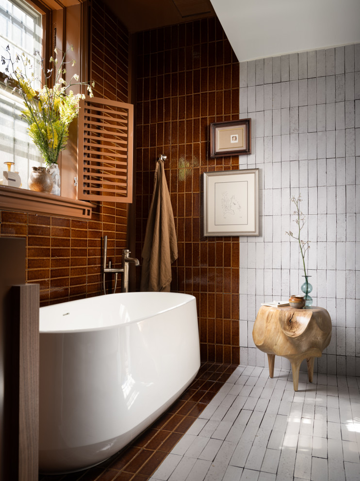 Свежая идея для дизайна: главная ванная комната среднего размера в скандинавском стиле с ванной на ножках, белой плиткой, керамической плиткой, кирпичным полом, разноцветным полом и тумбой под одну раковину - отличное фото интерьера