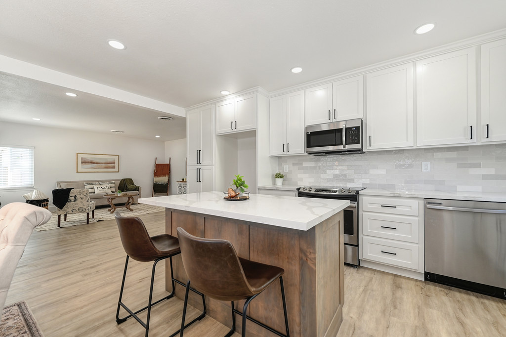 Elegant kitchen photo in Sacramento
