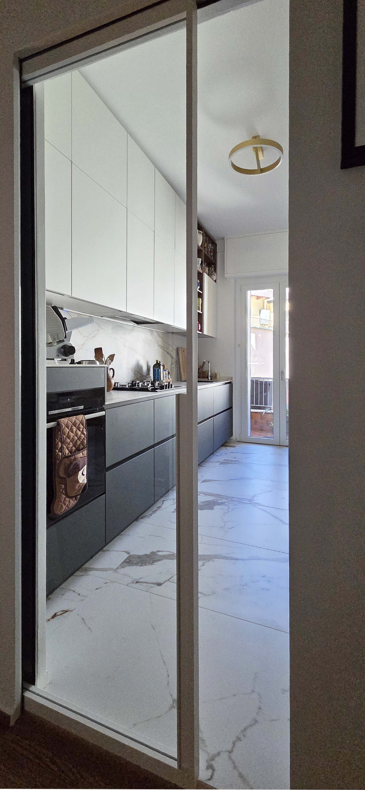 Ristrutturazione cucina e arredi su misura per ingresso e camera a Milano