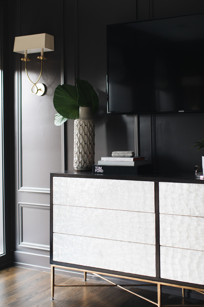 Transitional home design photo in Chicago