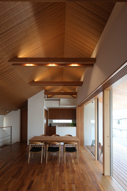 つなぎ梁の家 moderne-salle-a-manger