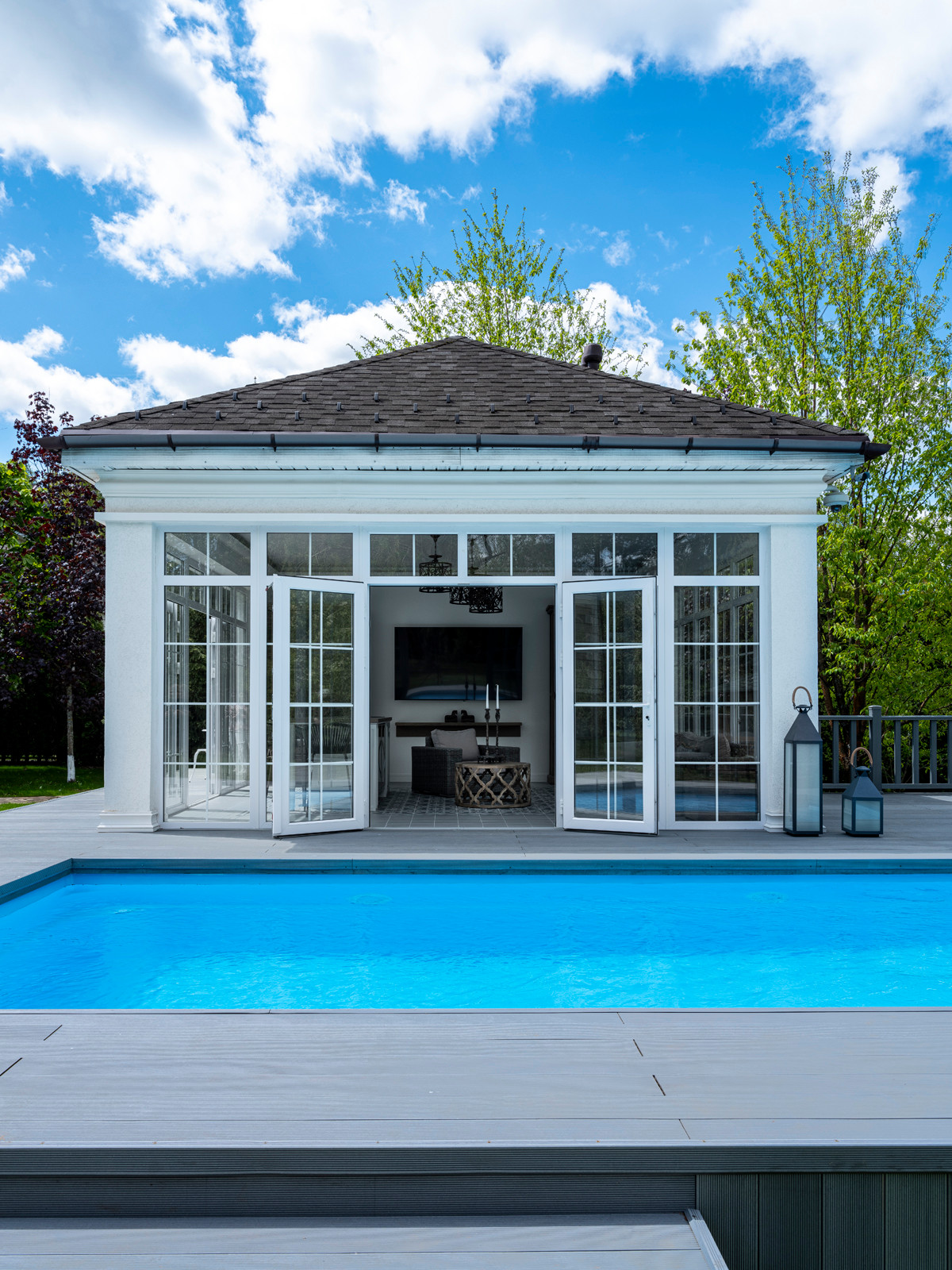 Павильон для отдыха с бассейном