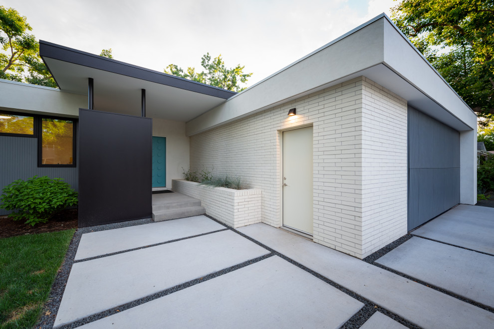 Mid-sized modern one-storey stucco white house exterior in Denver with a flat roof.