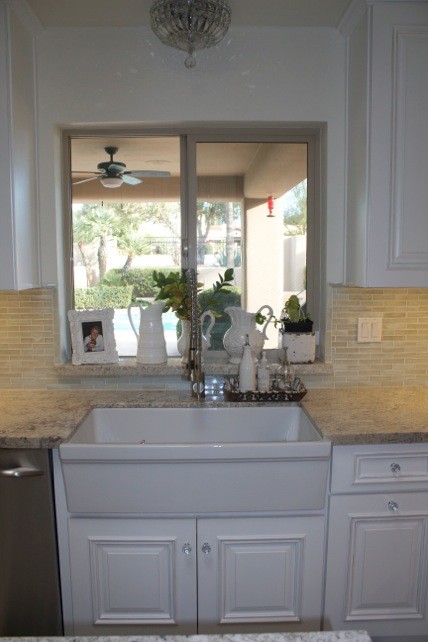 Kitchen - modern kitchen idea in Phoenix