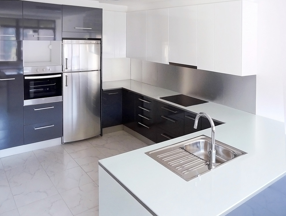 Cocina comedor?[Modelo de cocina comedor With fregadero sobremueble, armarios con paneles lisos, puertas de armario negras, encimera de vidrio, salpicadero metalizado, salpicadero de metal, electrodomésticos de acero inoxidable, suelo de mármol and península ]:[Modelo de cocinas comedor With fregadero sobremueble, armarios con paneles lisos, puertas de armario negras, encimera de vidrio, salpicadero metalizado, salpicadero de metal, electrodomésticos de acero inoxidable, suelo de mármol and península ]
