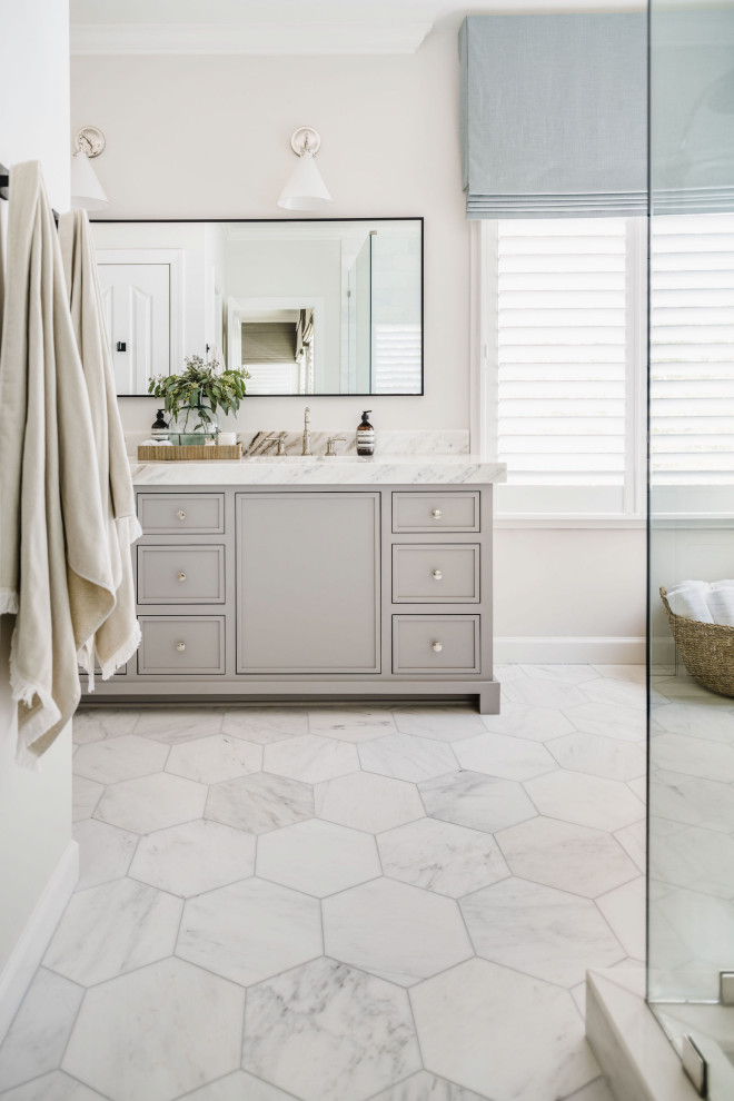 Idéer för mellanstora vintage grått en-suite badrum, med skåp i shakerstil, grå skåp, beige väggar, klinkergolv i porslin, marmorbänkskiva och grått golv