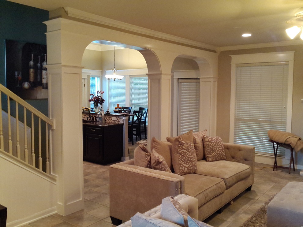 Example of a transitional home design design in Austin