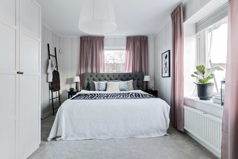 Inspiration for a mid-sized scandinavian master bedroom in Gothenburg with beige walls, carpet and grey floor.
