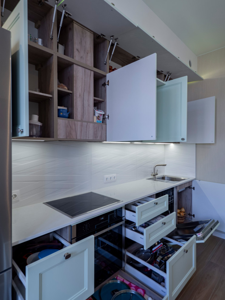 Нежная светло-мятная кухня в стиле неоклассика