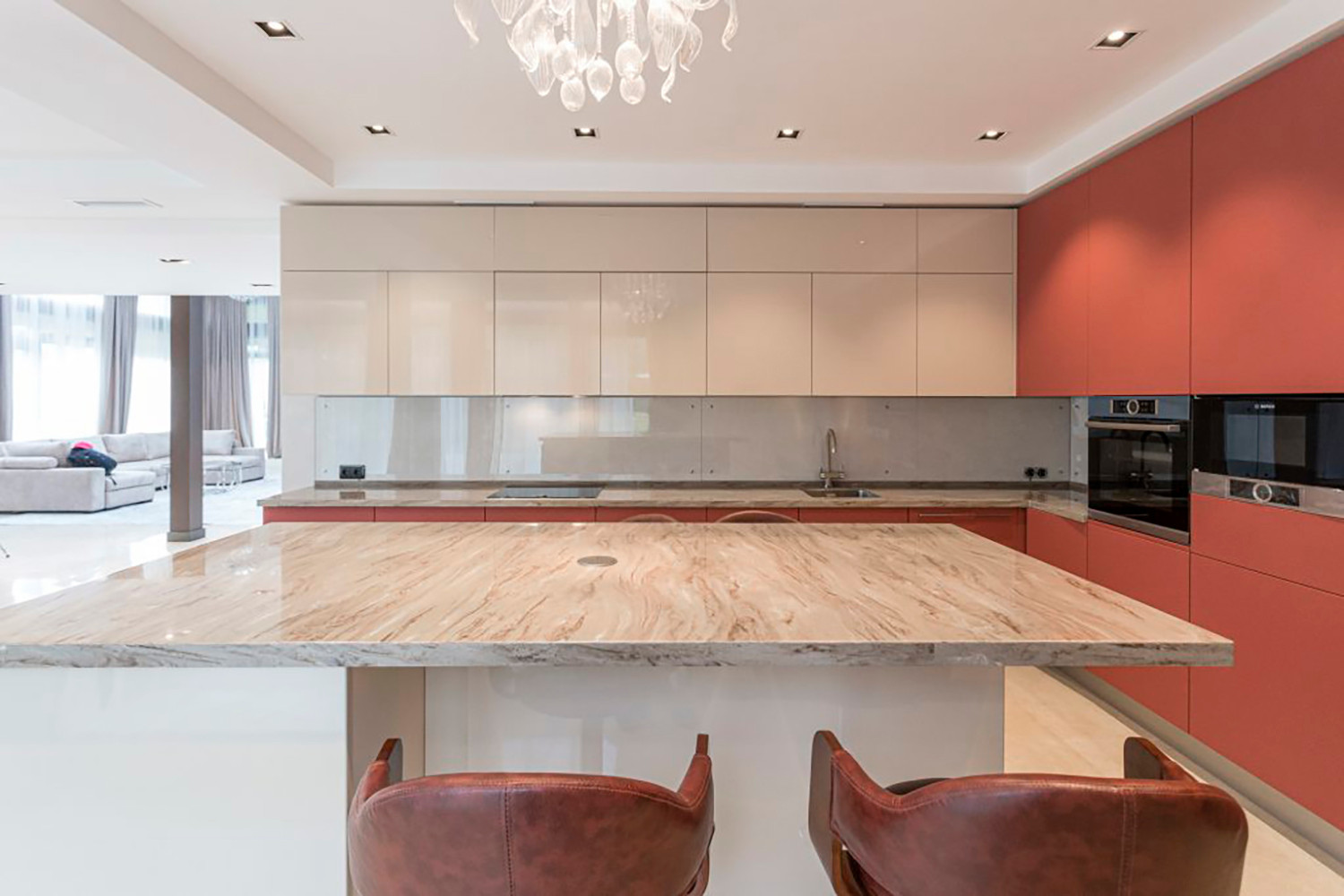 Кухня с островом для загородного дома