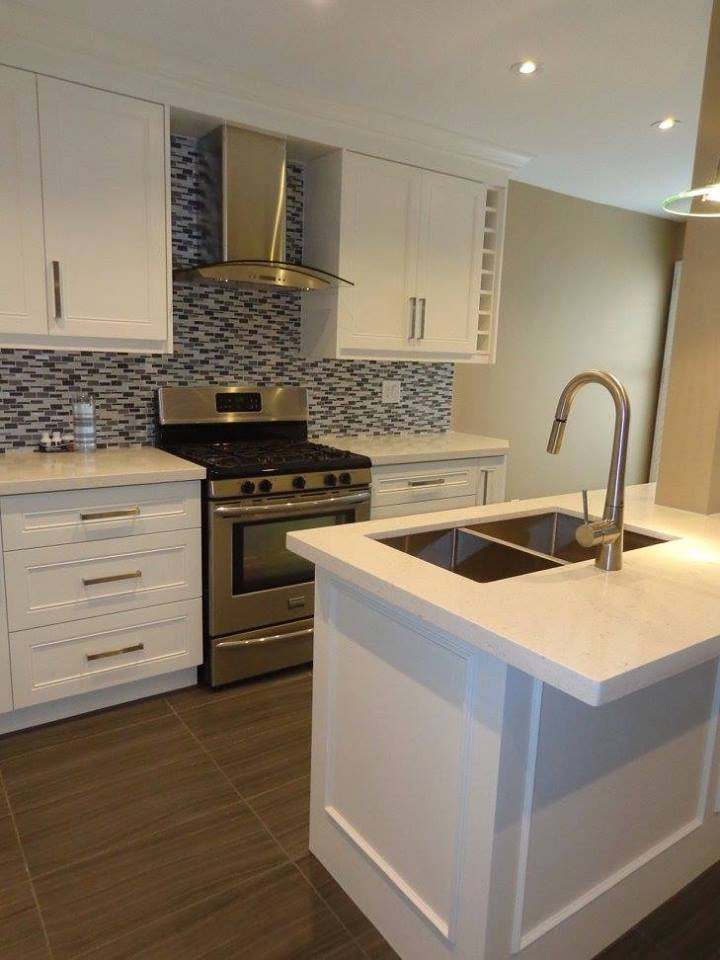 Kitchen - transitional kitchen idea in Toronto