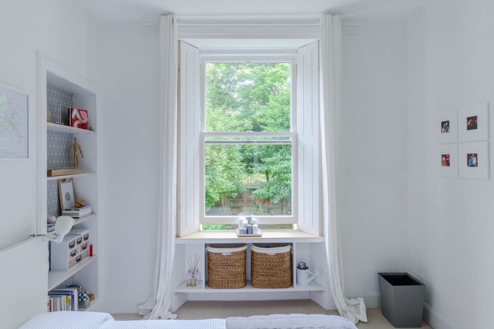 На фото: спальня в скандинавском стиле с белыми стенами