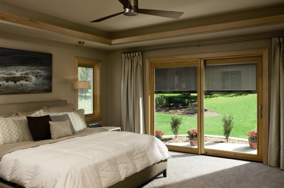 トランジショナルスタイルのおしゃれな寝室 (ベージュの壁、カーペット敷き、グレーの床)