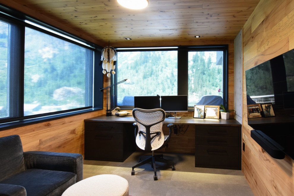 Свежая идея для дизайна: рабочее место в стиле модернизм с бетонным полом, встроенным рабочим столом, серым полом, деревянным потолком и деревянными стенами - отличное фото интерьера