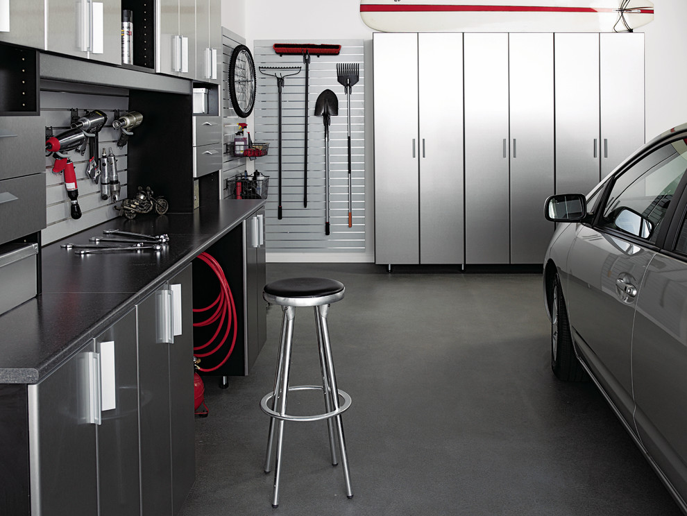 Mid-sized modern one-car garage in Orlando.
