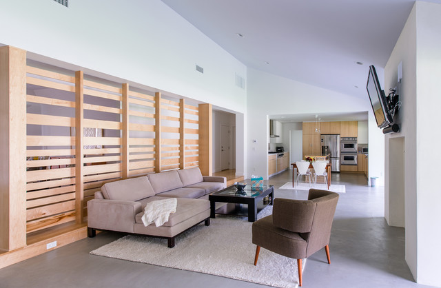 great room with maple screen divider contemporaneo-salon