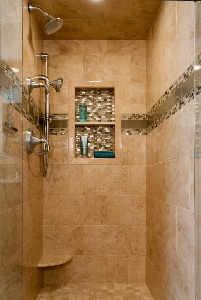 Idée de décoration pour une salle de bain design avec un carrelage beige, des carreaux de porcelaine et une niche.