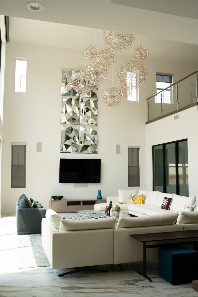 Großes, Offenes Modernes Wohnzimmer mit weißer Wandfarbe, Porzellan-Bodenfliesen, weißem Boden und Deckengestaltungen in Orange County