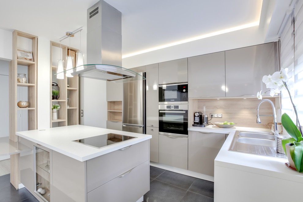 Design ideas for a mid-sized contemporary l-shaped open plan kitchen in Paris with with island, a double-bowl sink, flat-panel cabinets, beige cabinets, laminate benchtops, timber splashback, panelled appliances and black floor.