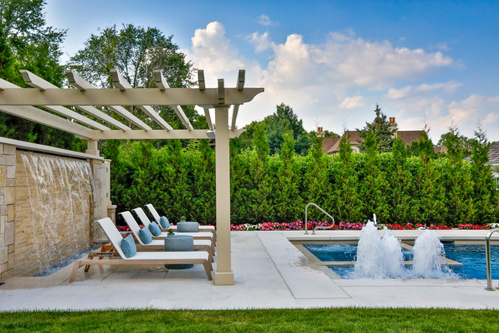 Пример оригинального дизайна: спортивный, прямоугольный ландшафтный бассейн среднего размера на заднем дворе в классическом стиле с покрытием из каменной брусчатки