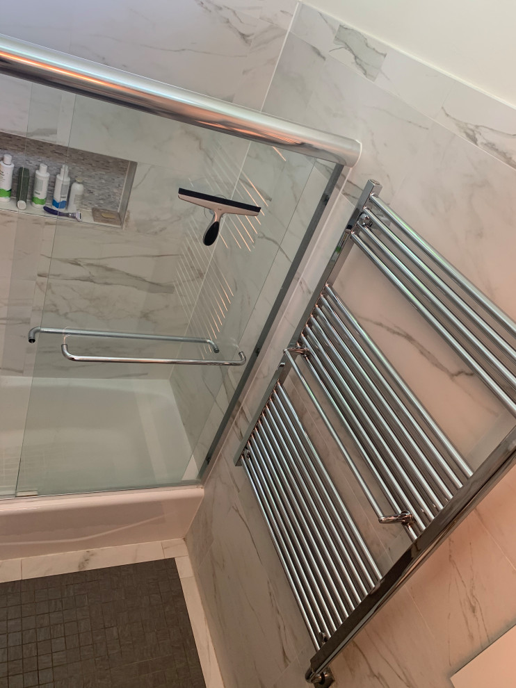 Small modern bathroom in Alexandria