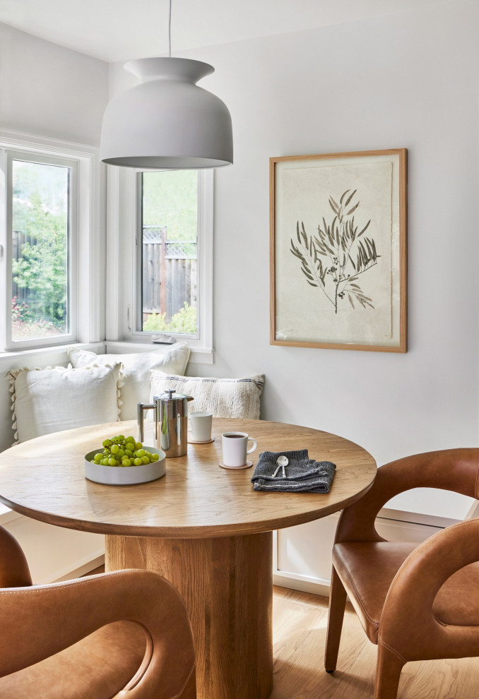 На фото: маленькая столовая в стиле неоклассика (современная классика) с с кухонным уголком, белыми стенами, светлым паркетным полом и коричневым полом для на участке и в саду с