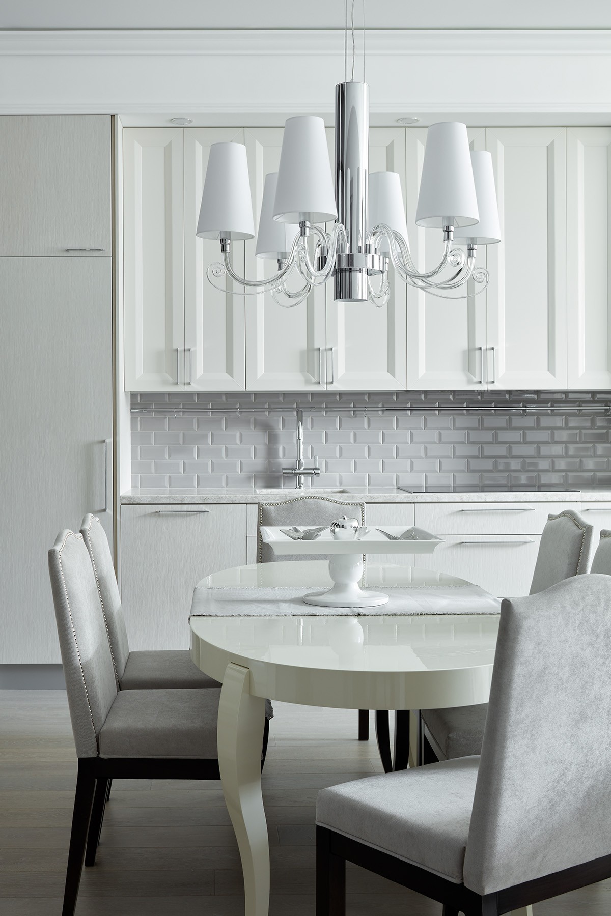 Черно-белая квартира с цветочной спальней