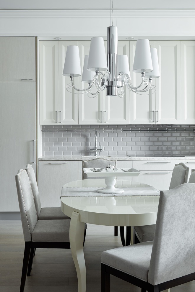 Черно-белая квартира с цветочной спальней